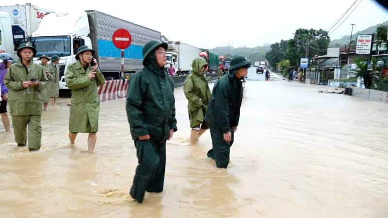 Pho Thu tuong Chinh phu Ho Quoc Dung truc tiep vao vung lu chi dao cong tac cuu ho, cuu nan cho nguoi dan. Anh: Nguyen Cong 