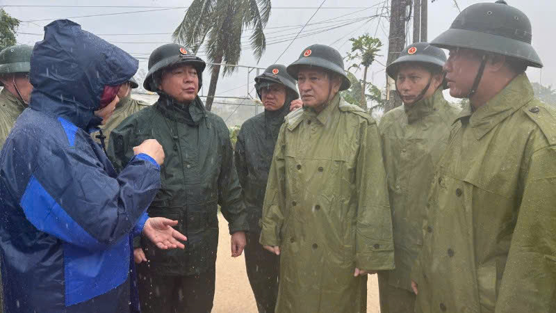 Pho Thu tuong Chinh phu Ho Quoc Dung (thu 2 tu trai sang) kiem tra thuc dia vung ngap lut tai tinh Dak Lak. Anh: Nguyen Cong 