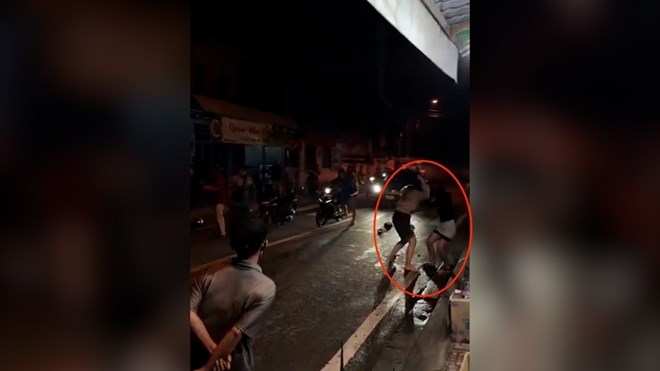 Xac minh clip hai doi nam nu lao vao danh nhau tren duong o TPHCM 