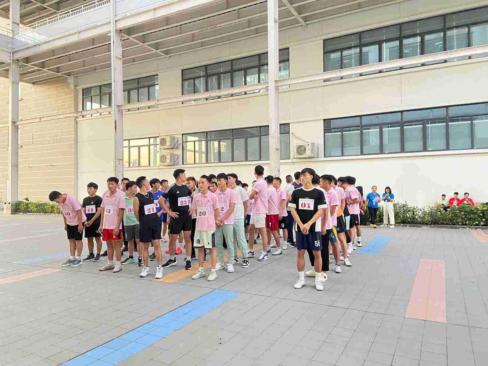 Cac van dong vien san sang xuat phat trong hoi thi chay viet da. Anh: 