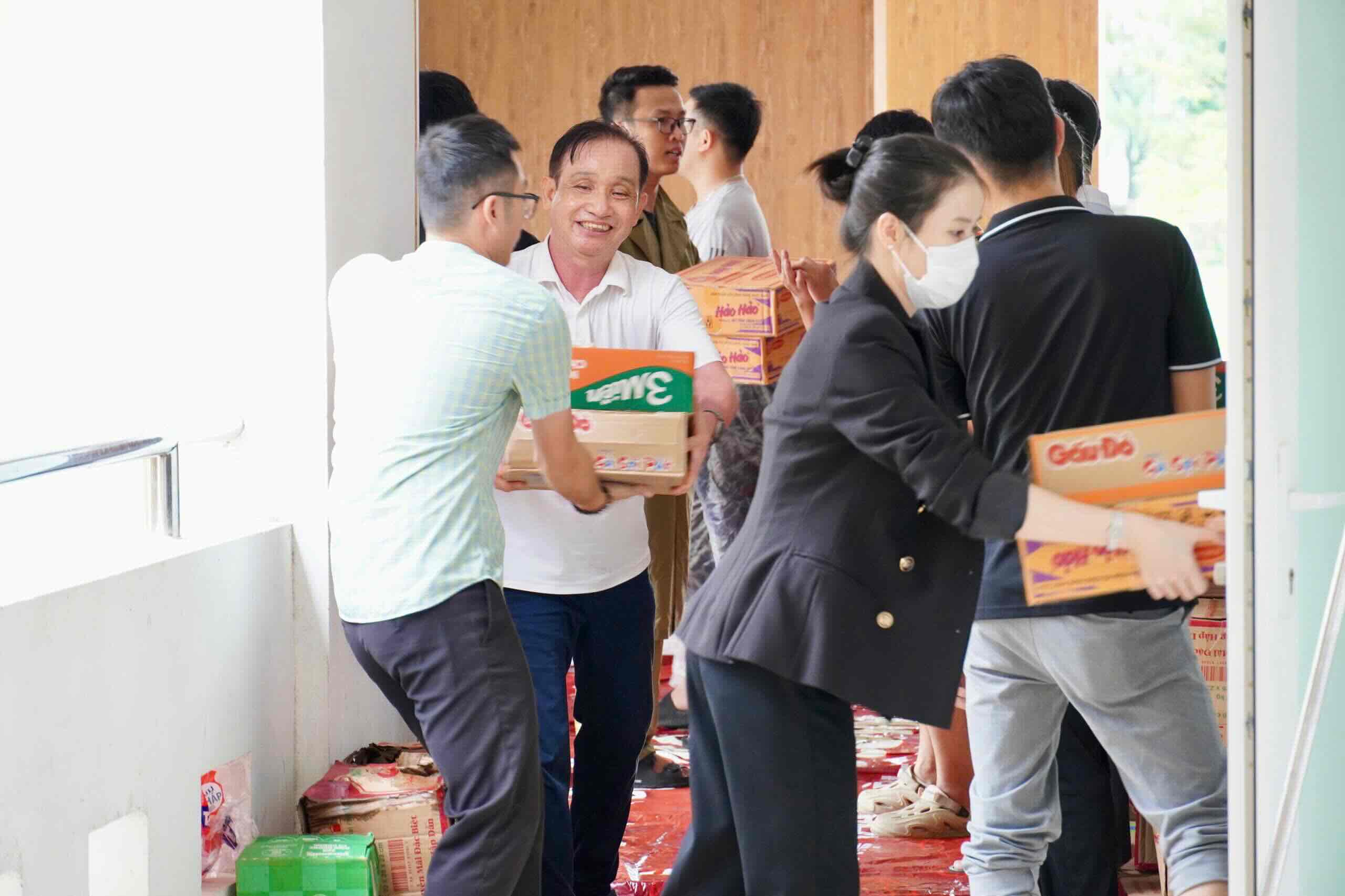 Associate Professor. Dr. Doan Duc Luong (in white shirt) and students support Hue City Police in transporting relief goods for people in flooded areas. Photo: H. Huong.