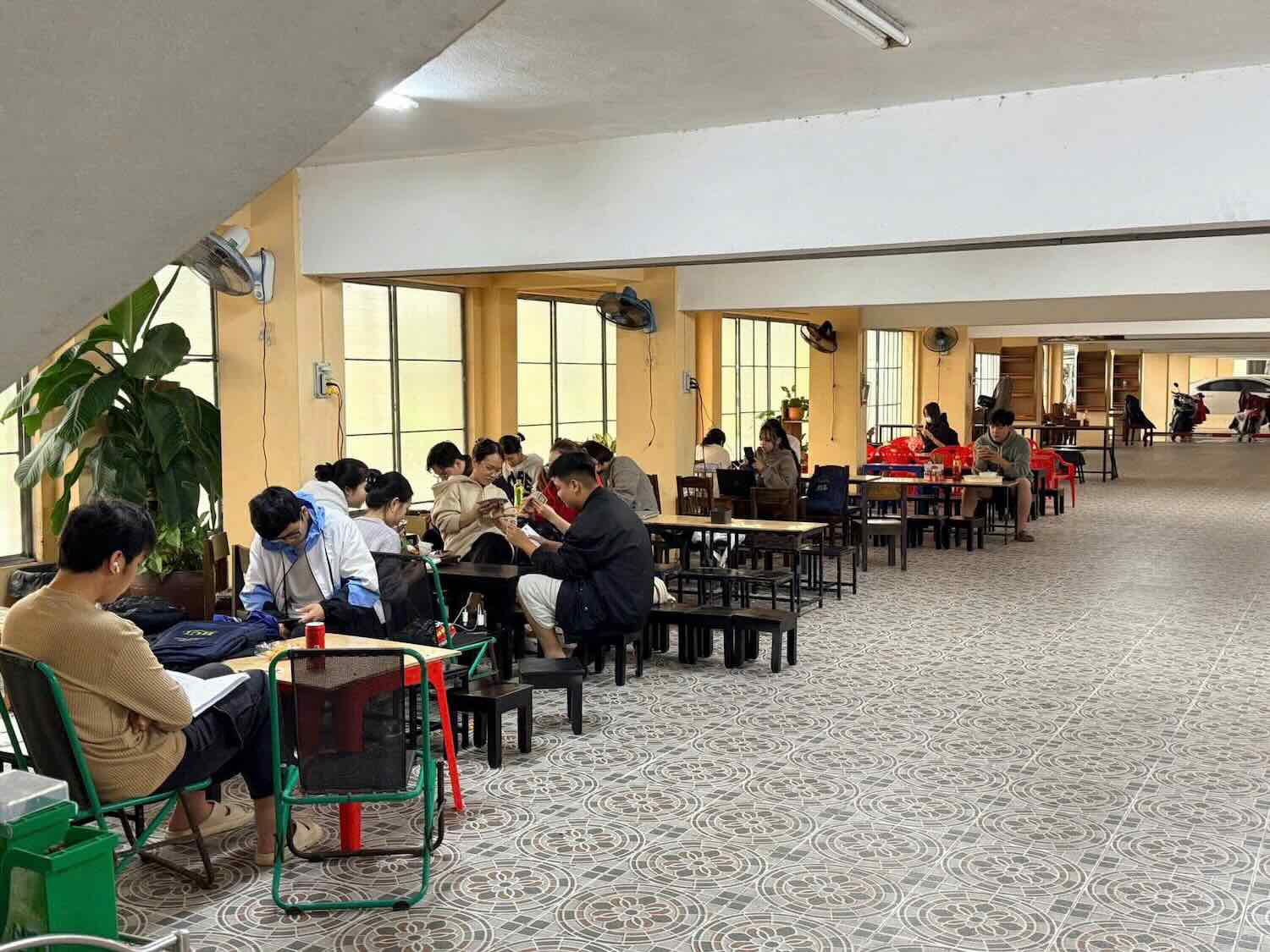 Nhieu sinh vien, nguoi dan tru ngu tam o Truong Dai hoc Luat, Dai hoc Hue trong nhung ngay mua lu lich su. Anh: H. Huong.