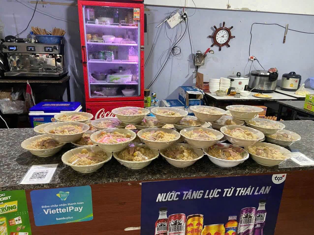 Nhung khau phan an Truong Dai hoc Luat, Dai hoc Hue chuan bi cho sinh vien, nguoi dan trong nhung ngay mua lu. Anh: H. Huong.