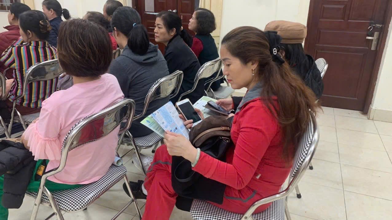 職場の女性職員が社会保険政策の宣伝を受けています。写真:BHXH TP Hai Phong