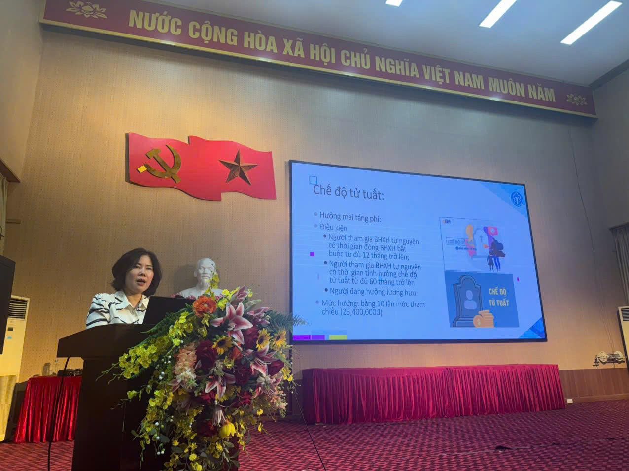 Can bo BHXH co so Hai Duong giai dap thac mac lien quan chinh sach BHXH tu nguyen. Ảnh: BHXH TP Hai Phong