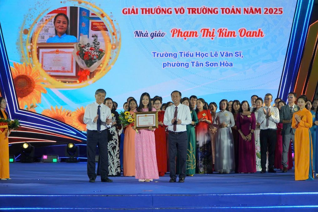Cac nha giao, can bo quan ly nhan giai thuong Vo Truong Toan nam 2025. Anh: Chan Phuc