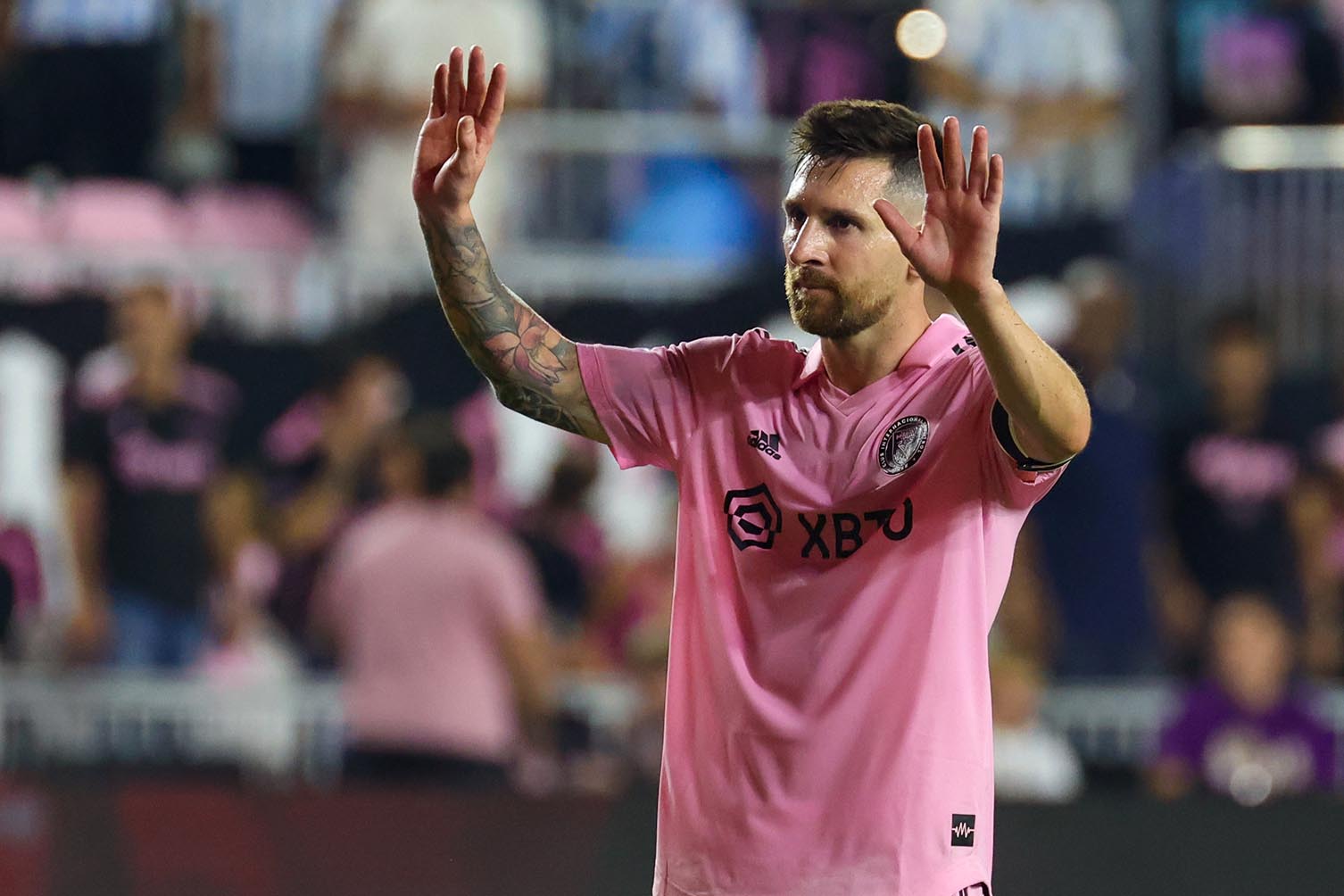 Messi van chua thoi nho ve Barcelona.  Anh: AFP