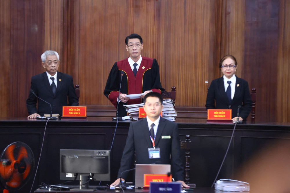 HĐXX tuyên án. Ảnh: Anh Tú