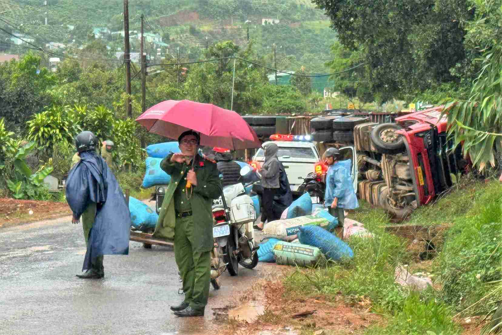 Luc luong chuc nang co mat dieu tiet dam bao an toan giao thong tai hien truong vu tai nan. Anh: Than Hy