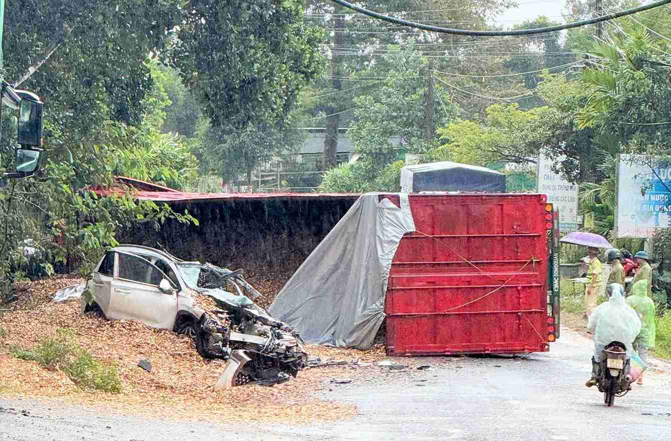Hien truong vu tai nan giao thong khien xe con bi xe container de trung bien dang bep dum. Anh: Than Hy