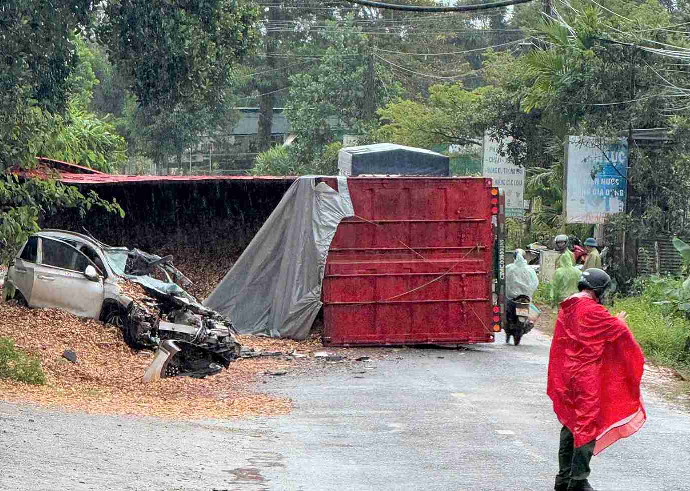 The scene of the traffic accident that deformed the car, injuring 5 people in Lam Dong. Photo: Than Hy