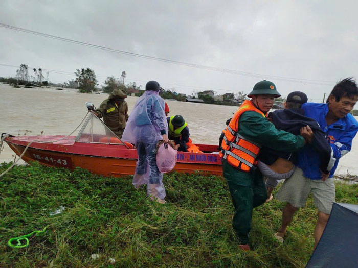 Ban Chi huy phong thu khu vuc 6 – An Nhon Dong di doi nguoi dan giua nuoc lu. Anh: Luan Tuan 