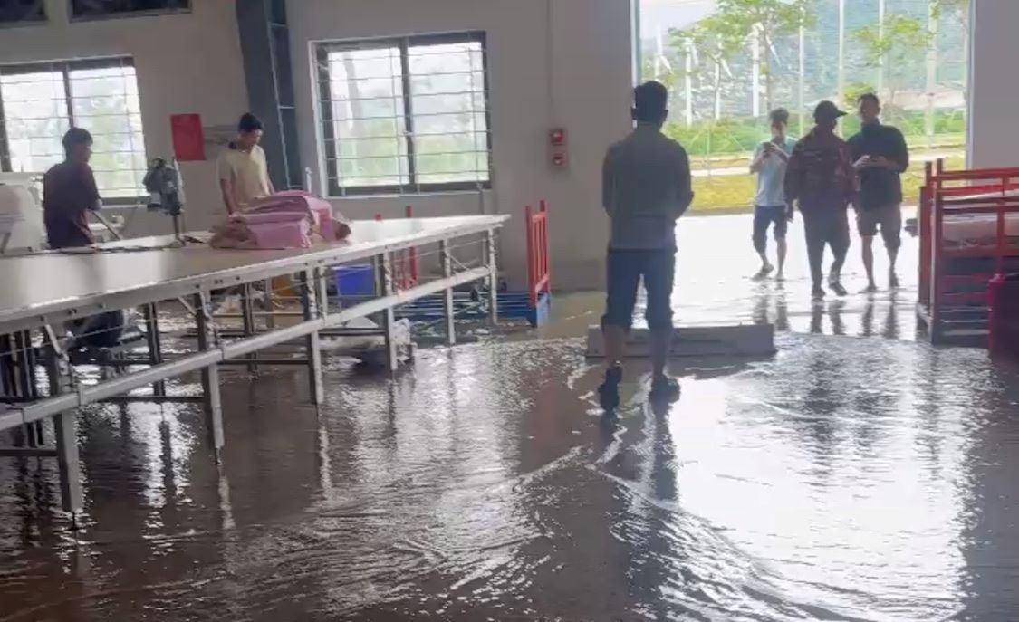 Many businesses in Khanh Hoa give workers early leave to cope with floods. Photo: Phuong Linh