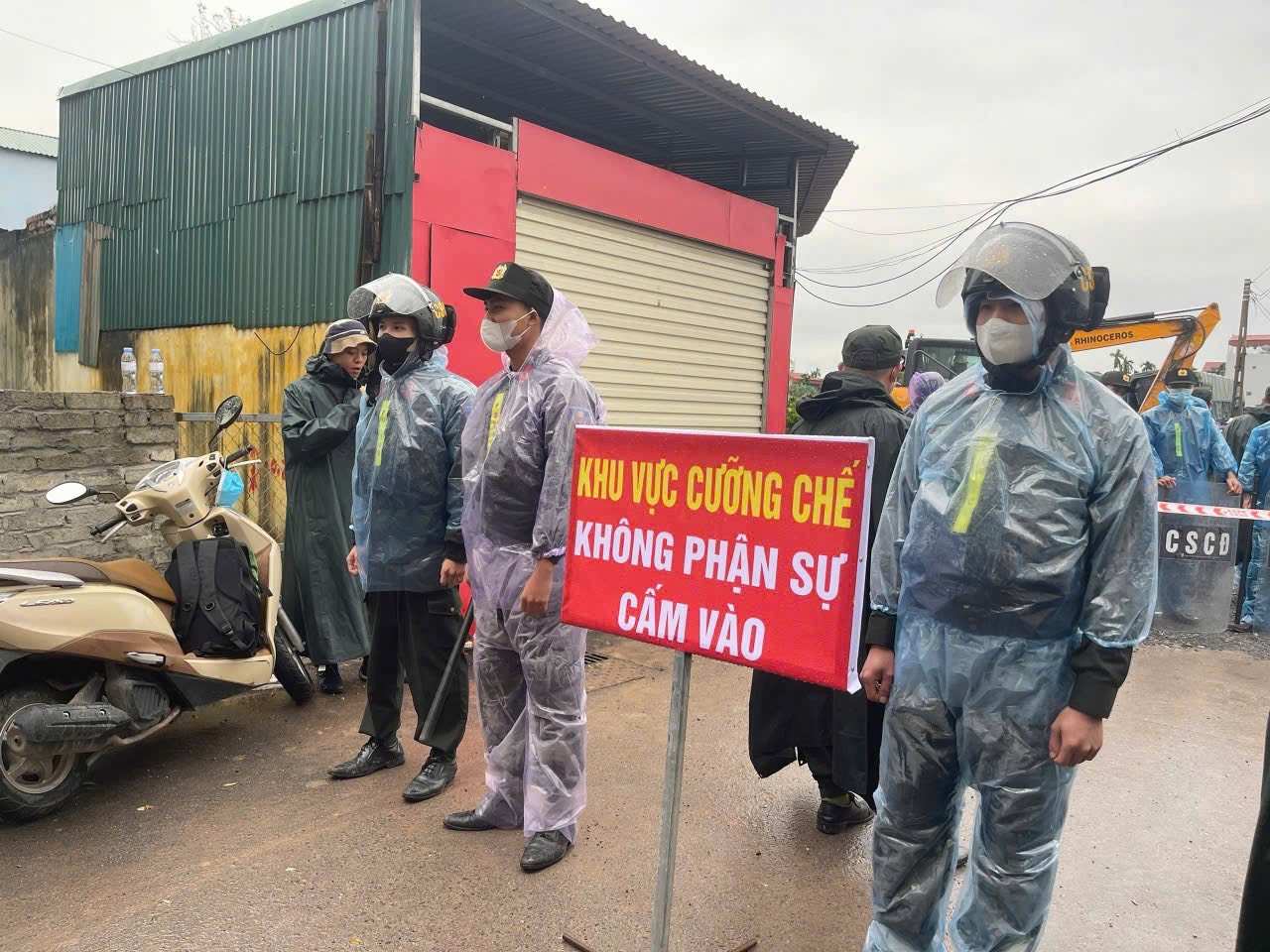 Luc luong chuc nang lam nhiem vu dam bao an ninh trat tu tai khu vuc cuong che. Anh: Dieu Anh