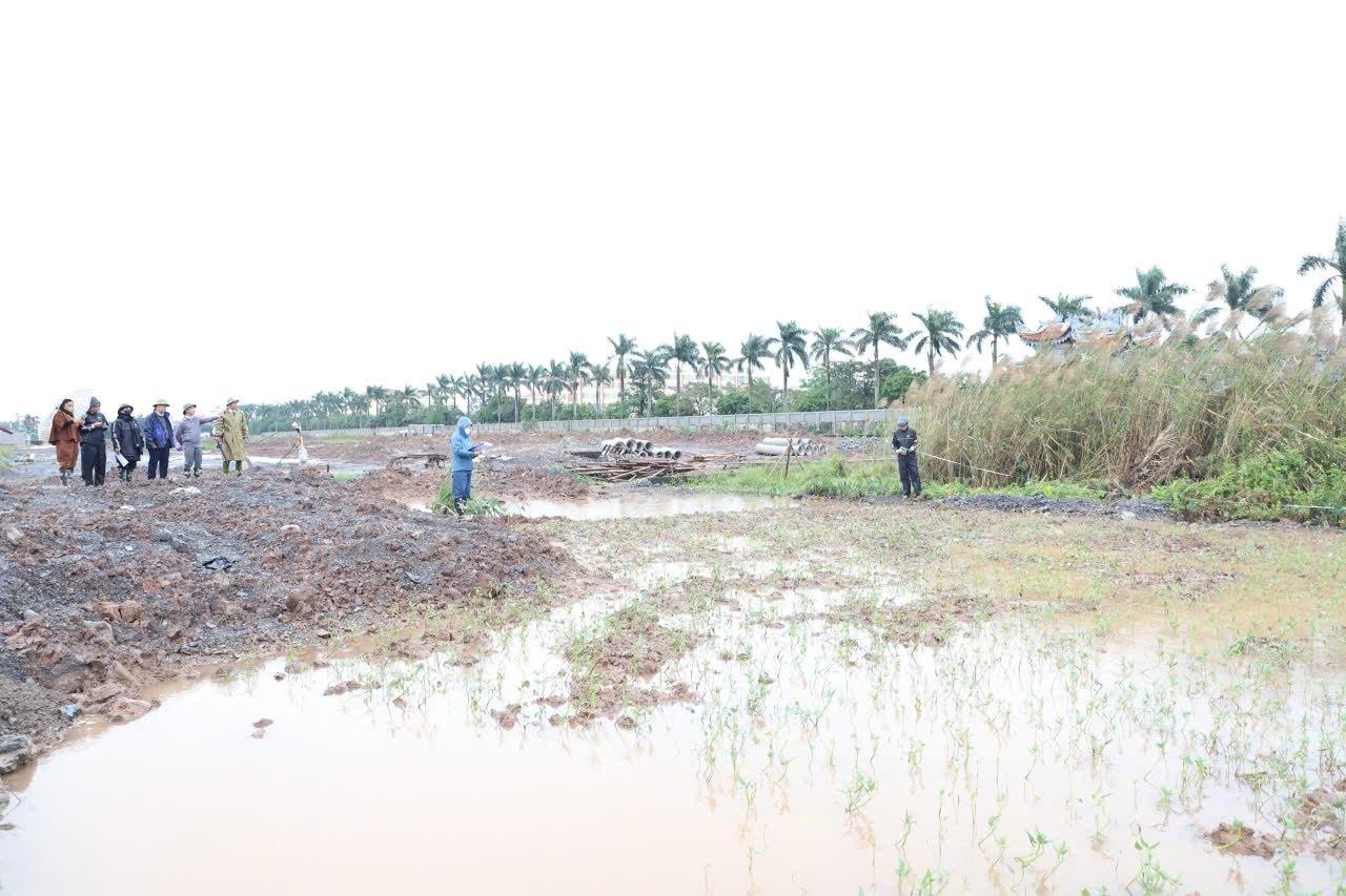 The authorities conducted enforcement of the counting, clearance, and construction protection for the Tay Phu Van New Urban Area Project. Photo: Dieu Anh