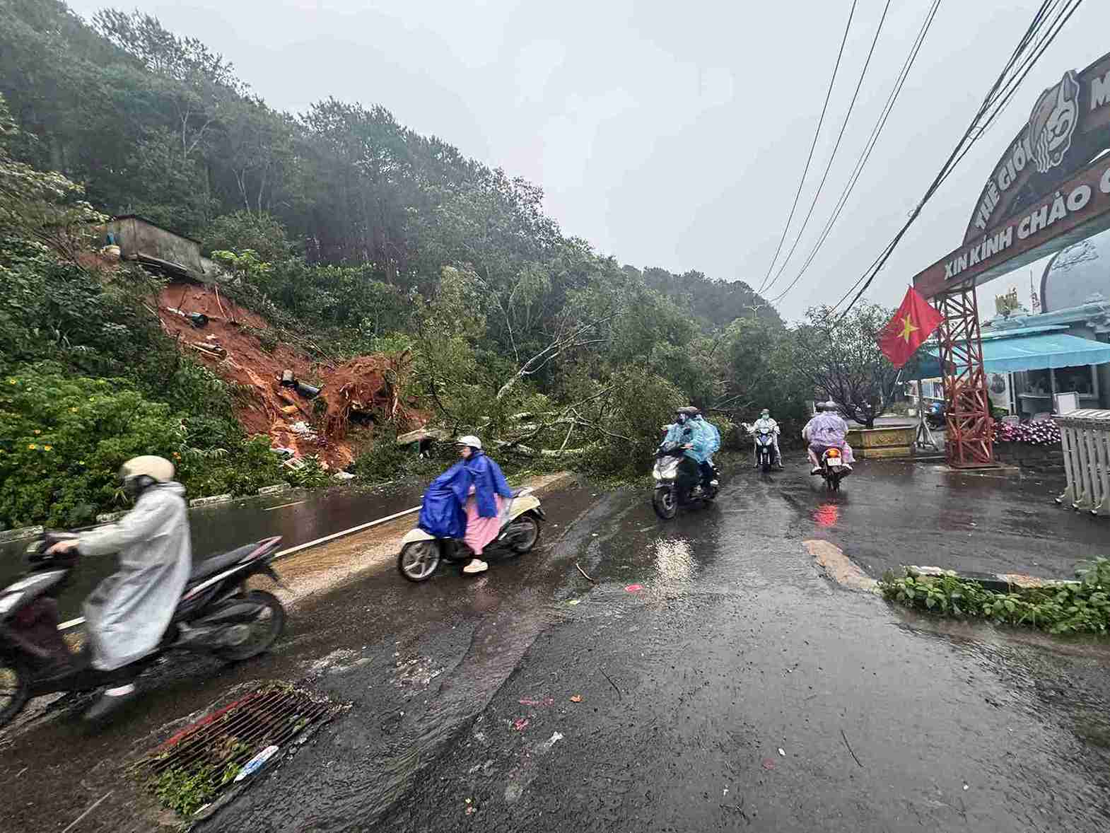 Deo Mimosa lai tiep tuc sat lo, giao thong dang ach tac. Anh: Phuc Khanh