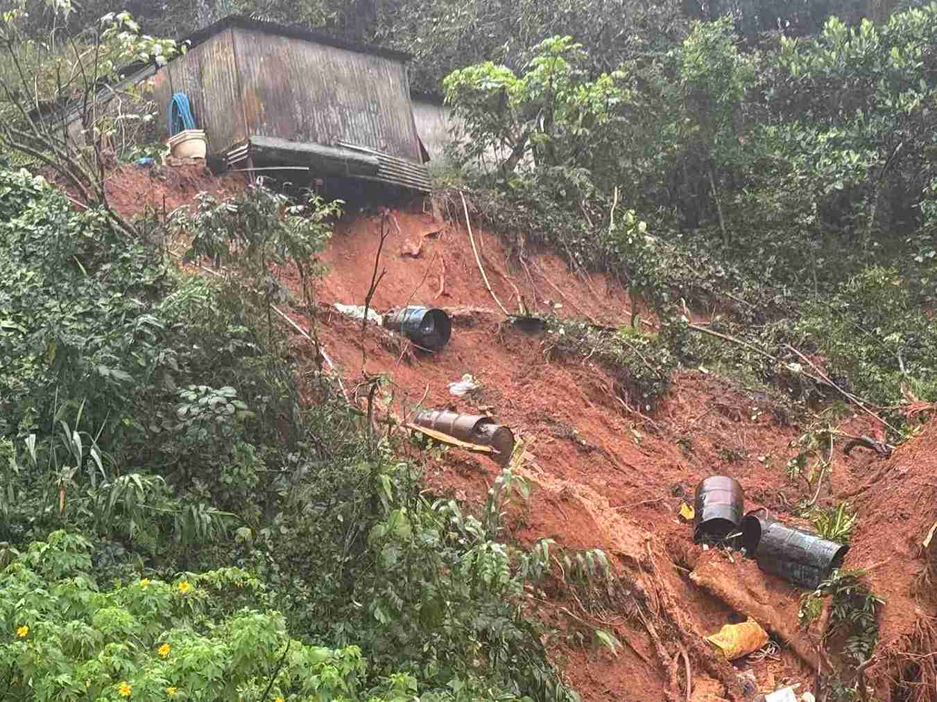 Bo taluy duong tu tren cao do sap xuong duong deo Mimosa. Anh: Phuc Khanh