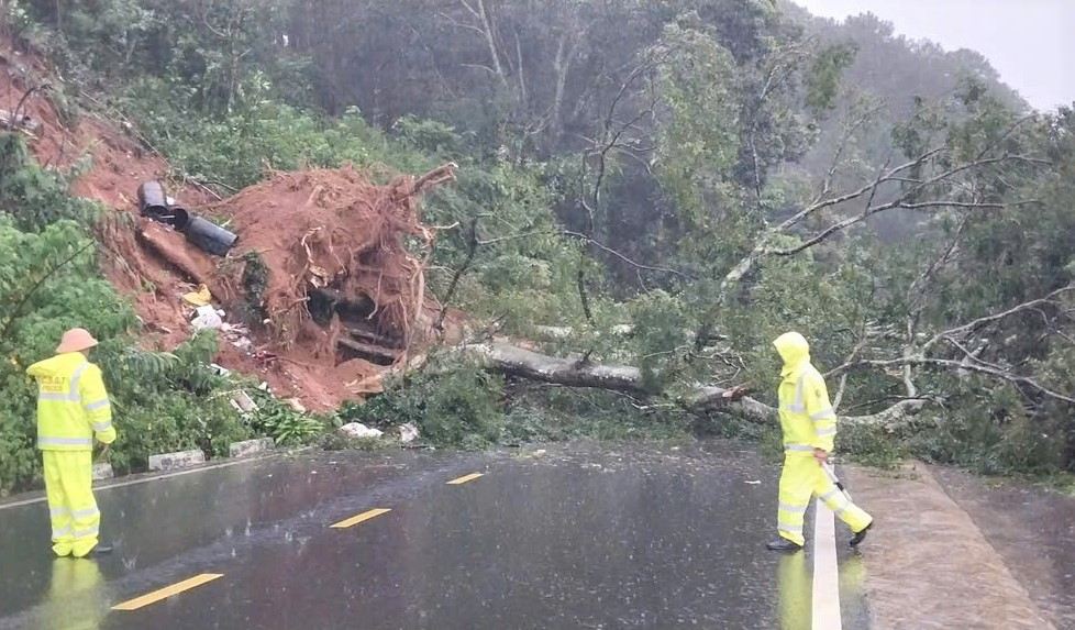 Mimosa Pass in Da Lat (Lam Dong) continues to slide, causing traffic congestion. Photo: Phuc Khanh
