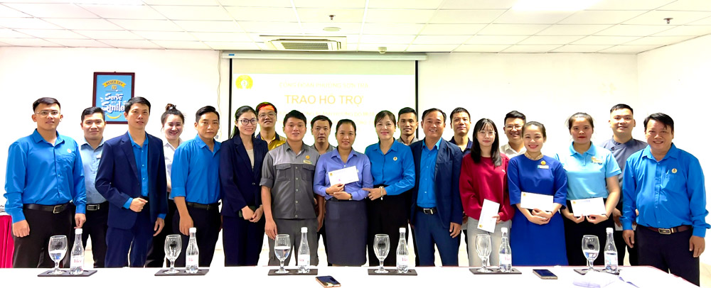 Cong doan phuong Son Tra to chuc chuong trinh trao ho tro cho doan vien, nguoi lao dong bi anh huong nang boi dot mua lu cuoi thang 10 vua qua. Anh: Cong doan Son Tra.