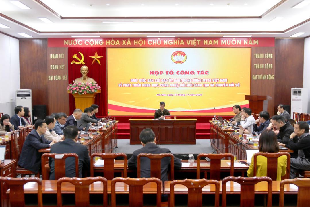 El Sr. Bui Quang Huy - Vicepresidente del Comite Central del Frente de la Patria de Vietnam Primer Secretario de la Union Central de Jovenes Comunistas Ho Chi Minh propuso que el Grupo de Trabajo debe instar e instruir sobre el uso del software para que la operacion se ajuste al progreso establecido. Foto: Tien Dat