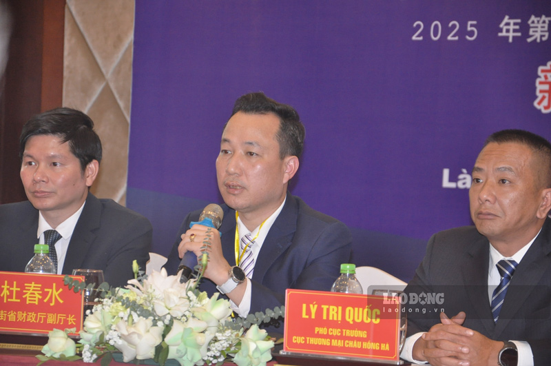 Lanh dao So Tai chinh Lao Cai thong tin ve hoi cho. Anh: Dinh Dai