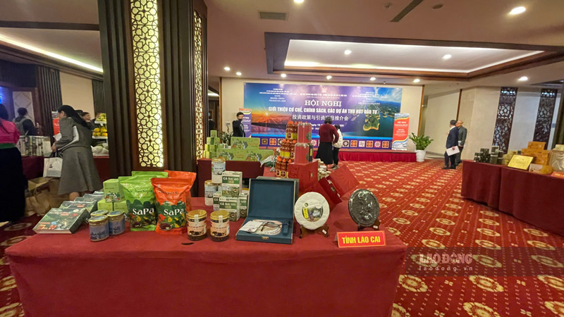 Mot so mat hang duoc gioi thieu trong khuon kho cac buoi lam viec. Anh: Dinh Dai