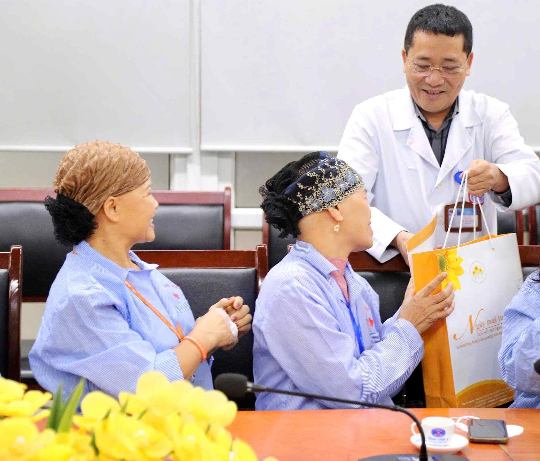 Prof. Dr. Le Van Quang - Director of K Hospital - presented gifts to patients who are teachers treating cancer at K Hospital. Photo: Tran Ha