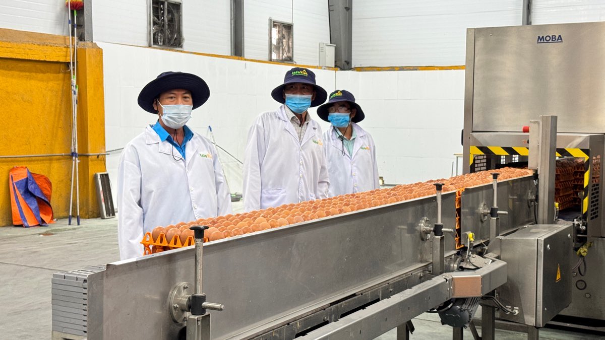 Ong Nguyen Phu Hoang - Pho Chu tich Uy ban Mat tran To quoc Viet Nam tinh, Chu tich Lien doan Lao dong tinh Lam Dong den xuong tham hoi, dong vien cong nhan, nguoi lao dong. Anh: Duy Tuan 