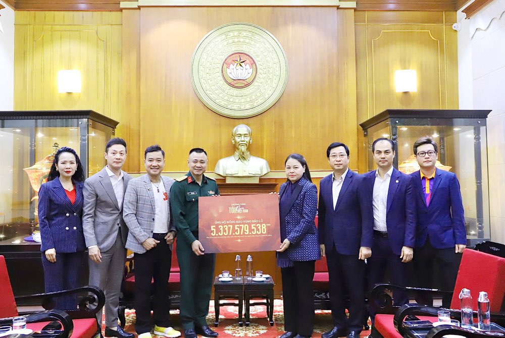 La Sra. Nguyen Thi Thu Ha miembro del Comite Central del Partido Vicepresidenta - Secretaria General del Comite Central del Frente de la Patria de Vietnam recibe y apoya a los compatriotas afectados por las tormentas e inundaciones del programa musical 'Yo! Vietnamita'. Foto: Minh Hien