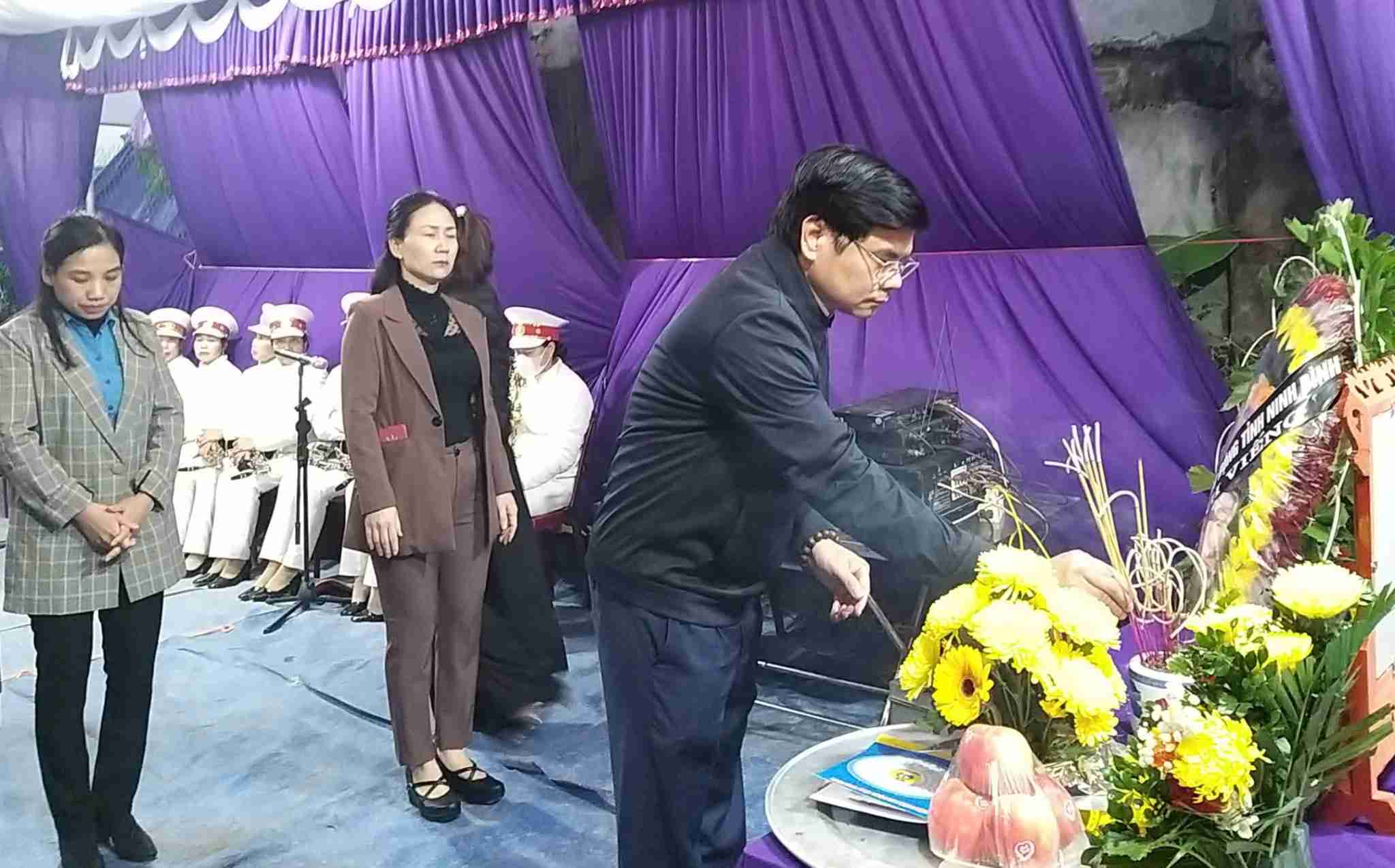 닌빈성 노동총연맹은 교통사고로 사망한 여성 노동자의 가족과 친척들에게 애도를 표합니다. 사진: Dieu Anh