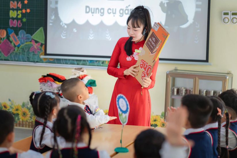 Ms. Nguyen Thi Nga - Tay Tuu Primary School, Hanoi - applies technology in teaching to make lessons more lively and attractive. Photo: Van Trang