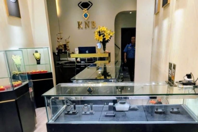 Ngay 13.11, dung thoi diem hen giao vang, khach hang den diem giao dich thi ghi nhan cua hang da don trong tron. Ảnh: M.H