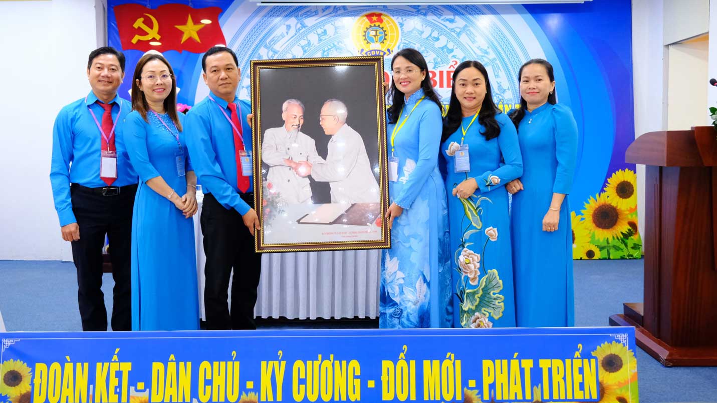 LDLD TP Can Tho tang tranh chuc mung dai hoi. Anh: My Ly