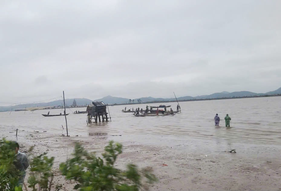 Gianh River area - where the boat capsized, leaving the husband missing. Photo: Hai Huy