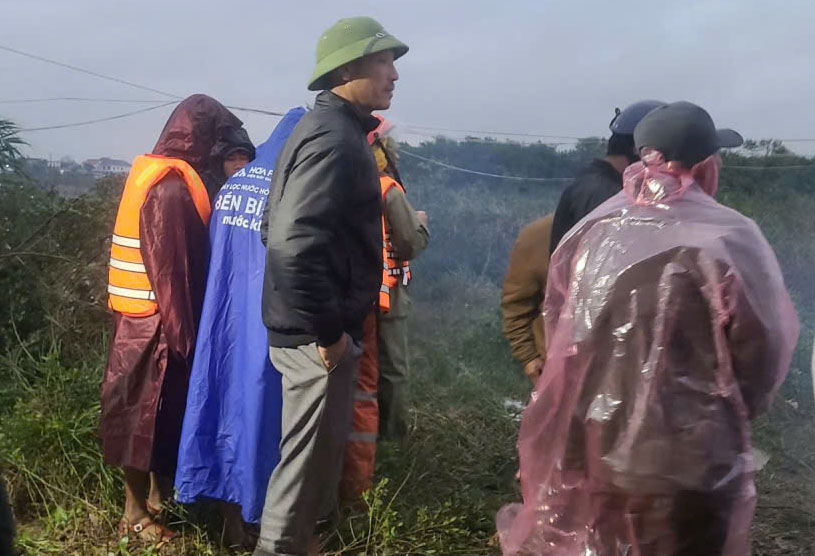 Nhieu nguoi dang doi theo viec tim kiem. Anh: Cong Sang.