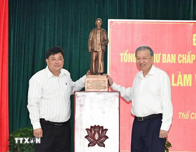 Tong Bi thu To Lam tang buc tuong Bac Ho cho Dang bo, chinh quyen va nhan dan dac khu Tho Chau. (Anh: Van Si/TTXVN)
