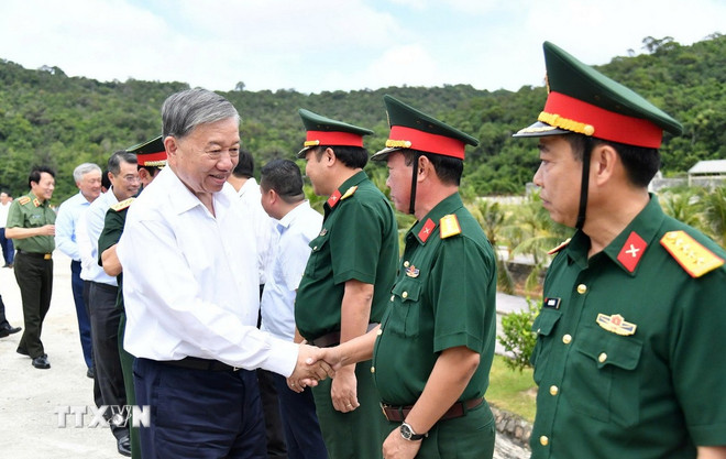 To Lam 총비서와 An Giang 지방 Tho Chau 특별 구역에서 임무를 수행하는 간부 및 전투원. (사진: Van Si/TTXVN)