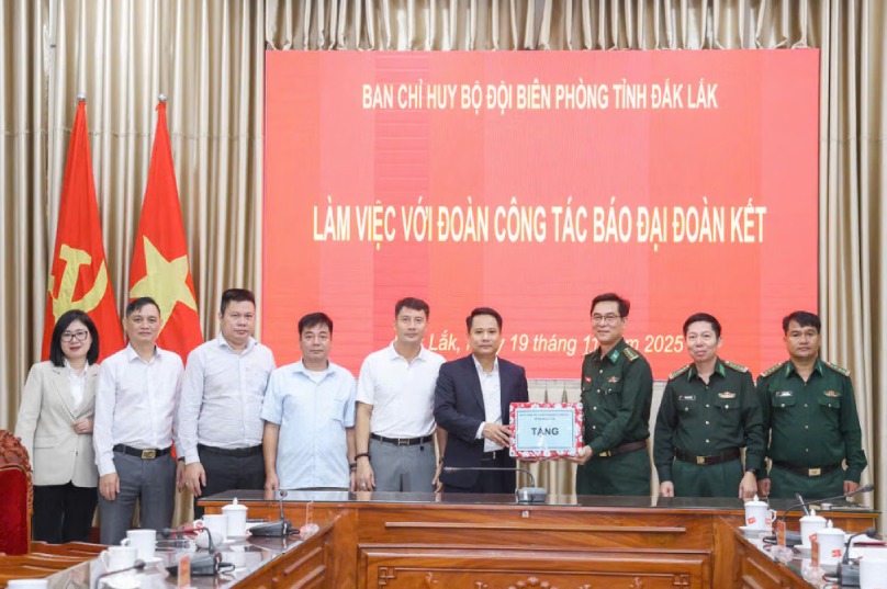 Lanh dao Ban Chi huy Bo doi Bien phong tinh Dak Lak tang qua cho Bao Dai doan ket. anh: Quang Vinh.