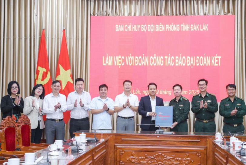 Lanh dao Bao Dai doan ket tang qua cho Ban Chi huy Bo doi Bien phong tinh Dak Lak. Anh: Quang Vinh.