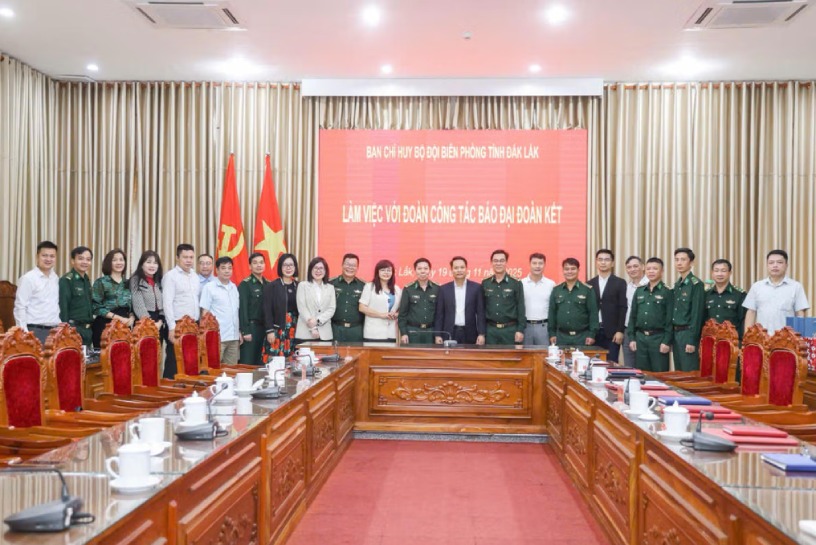 Doan cong tac cua Bao Dai doan ket chup anh luu niem cung Ban Chi huy Bo doi bien phong tinh Dak Lak. anh: Quang Vinh.