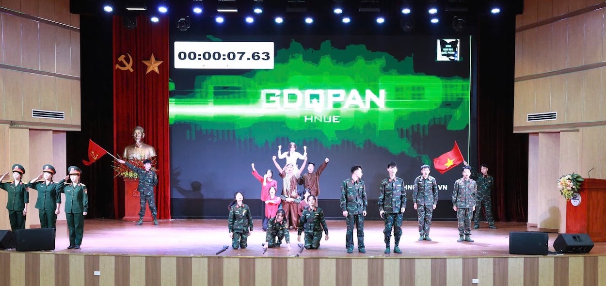 Sinh vien su pham the hien tai nang qua cac phan thi. Anh: Nha truong cung cap