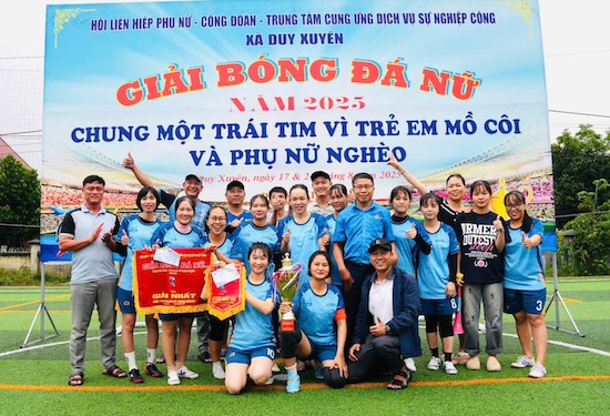 Cong doan xa Duy Xuyen, thanh pho Da Nang trao thuong Giai bong da nu “Chung mot trai tim vi tre em mo coi va phu nu ngheo” nam 2025. Anh: CD Duy Xuyen