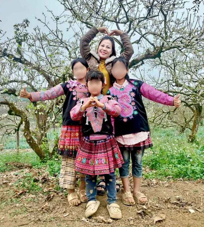 Co Hoang Thi Thiet - giao vien Am nhac kiem Tong phu trach Doi cua Truong TH&THCS Chieng Xuan (xa Chieng Son, Son La) - cho rang, viec tang luong la can thiet de giao vien yen tam cong tac va cong hien voi nghe. Anh: NVCC 