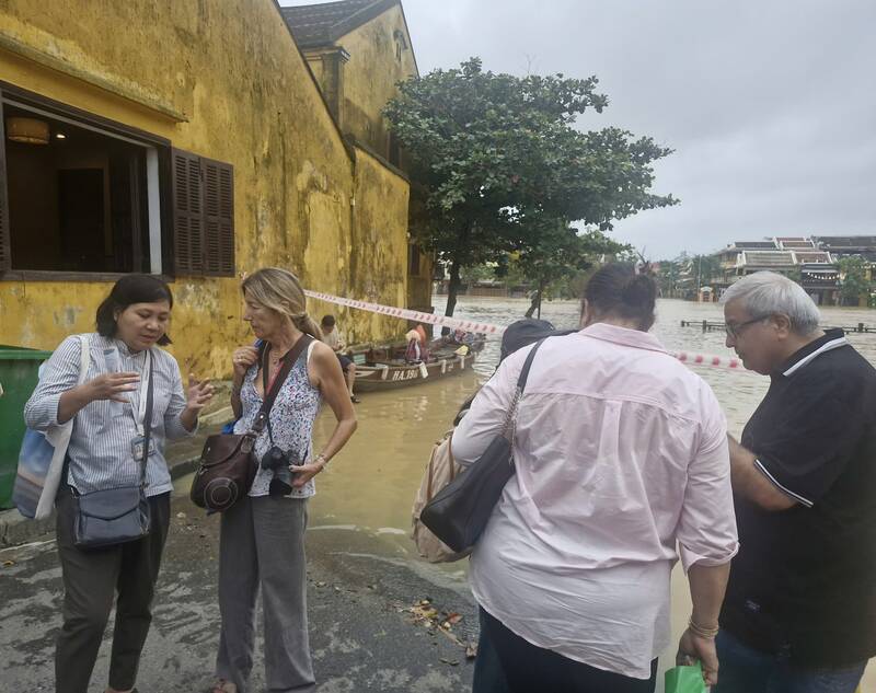 Khách Tây không hủy tour, sẵn sàng trải nghiệm Hội An mùa lũ.