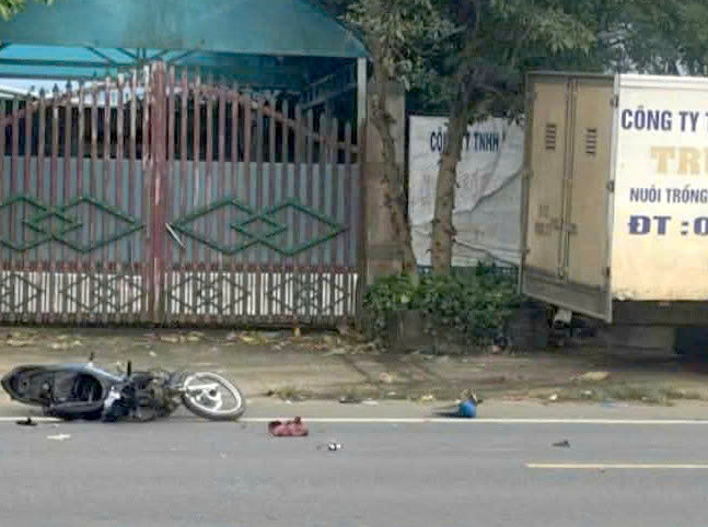 The scene of the accident on Ho Chi Minh Road (National Highway 14) that killed 1 man. Photo: Provided by the people