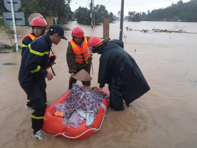 Luc luong chuc nang ho tro nguoi dan vung lu di doi den noi an toan. Anh: Cong an cung cap