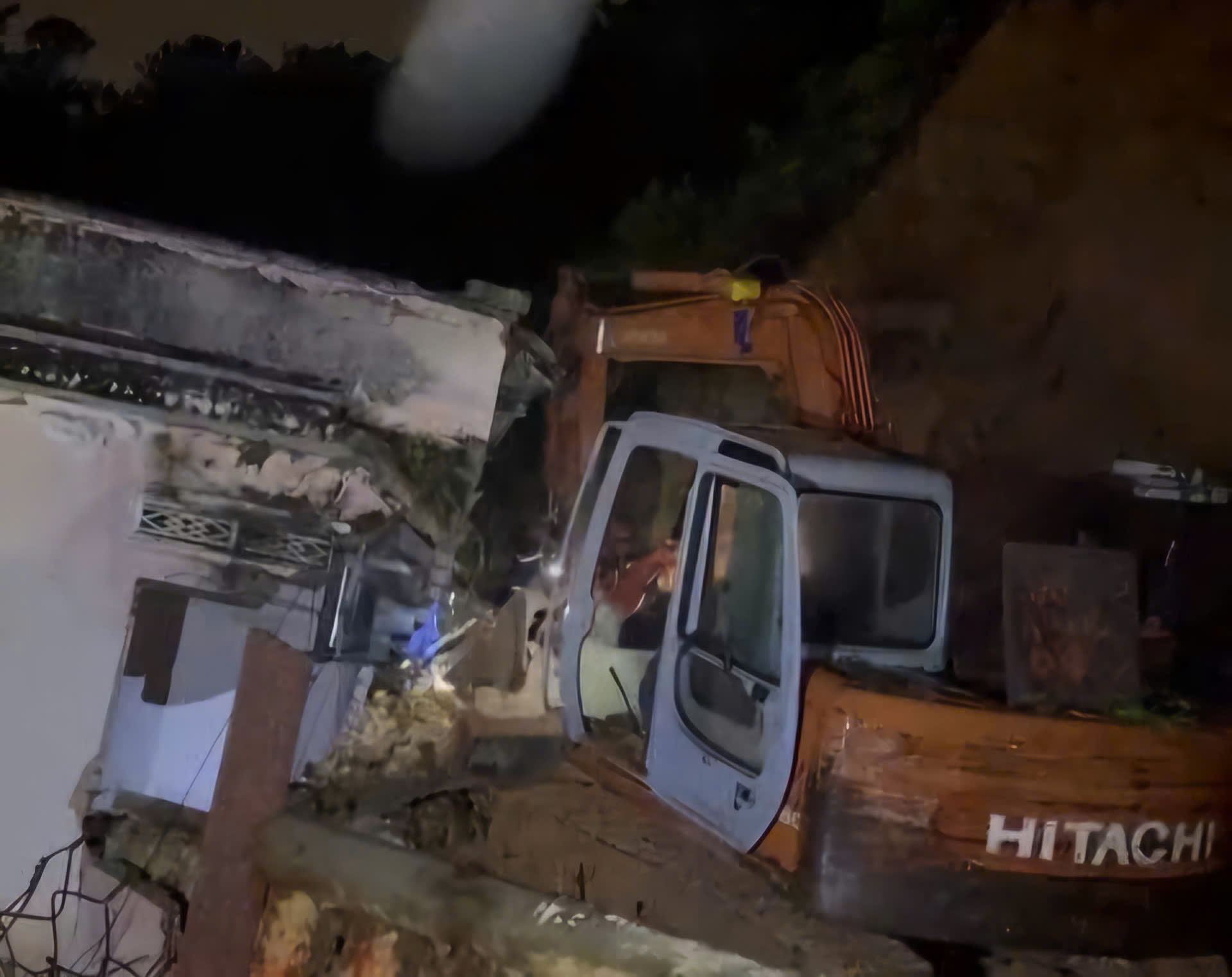 Hien truong vu sat lo taluy do ap xuong nha dan o Da Lat. Anh: Nguoi dan cung cap