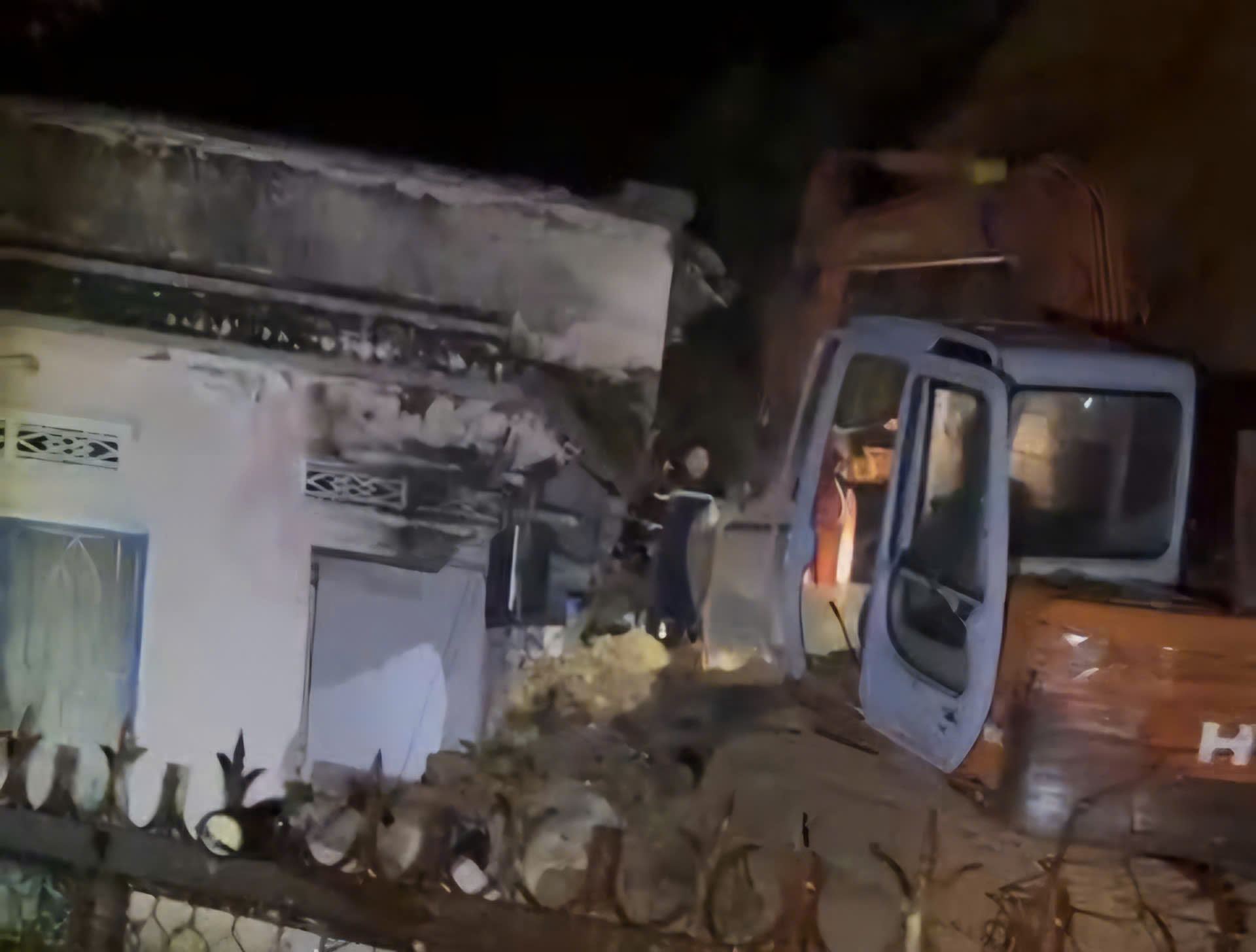 Rescue forces tried to dig up soil to save an 8-year-old girl in Lam Dong in a landslide. Photo: Provided by the people