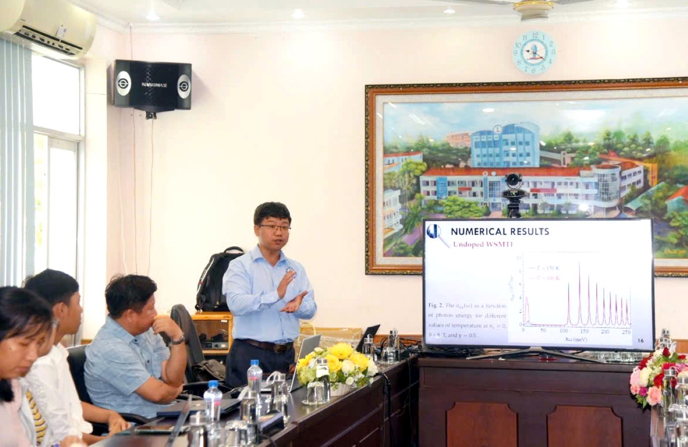 Nha giao Huynh Vinh Phuc trinh bay tai sinh hoat khoa hoc tai Truong Dai hoc Dong Thap. Anh: Nhan vat cung cap