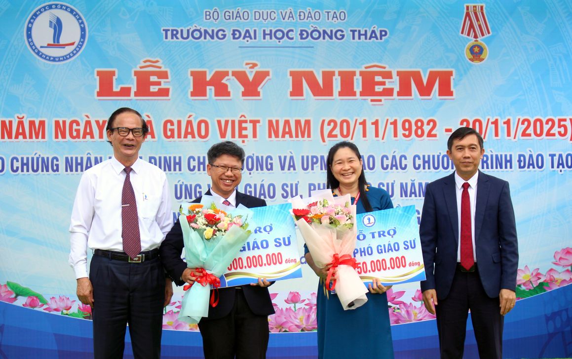 TS Truong Tan Dat – Bi thu Dang uy, Chu tich Hoi dong truong DThU - tang hoa chuc mung GS.TS Huynh Vinh Phuc dip le Ngay nha giao Viet Nam nam 2025 (thu nhat va thu 3 tu phai sang). Anh: Lam Dien